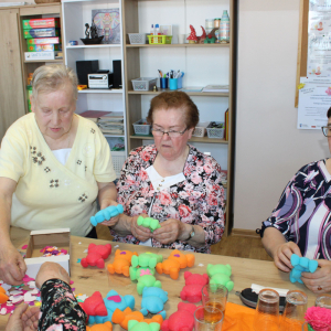 Zajęcia plastyczne w Klubie Seniora - przygotowanie upominków dla przedszkolaków
