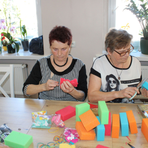 Zajęcia plastyczne w Klubie Seniora - przygotowanie upominków dla przedszkolaków
