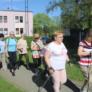 Zajęcia ruchowe z instruktorem fitness na świeżym powietrzu