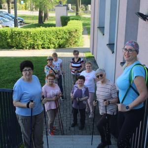 Zajęcia ruchowe z instruktorem fitness na świeżym powietrzu