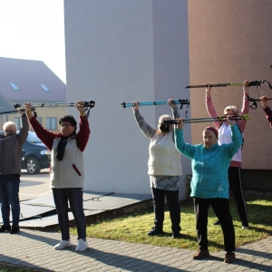 Zajęcia ruchowe na zewnątrz - ćwiczenia z kijkami