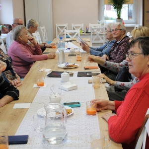 Członkowie Klubu Seniora degustują własnoręcznie przygotowane soki