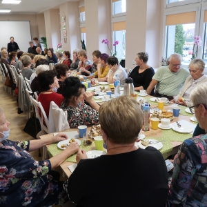 Członkowie Klubu Seniora i zaproszeni Goście podczas poczęstunku