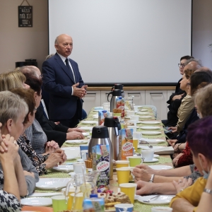 Członkowie Klubu Seniora i zaproszeni Goście podczas poczęstunku - przemówienie Wójta Gminy Suszec