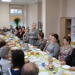 Członkowie Klubu Seniora i zaproszeni Goście podczas poczęstunku