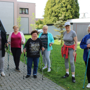 Zajęcia ruchowe na zewnątrz - ćwiczenia z kijkamiami